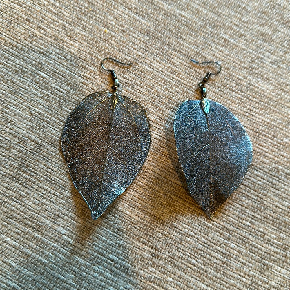 Stunning Grey Lightweight Dangling Leaf Earrings. Excellent Condition.